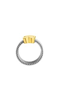 Anillo de malla plateada con un acento dorado texturizado en la parte superior. El diseño presenta una forma suave y redondeada, además de una banda flexible.