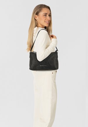 Schwarze, strukturiert gehaltene Handtasche mit glänzender Oberfläche, Reißverschluss und Schulterriemen. Die Tasche hat eine markante Form und ein dezentes Markenlogo.