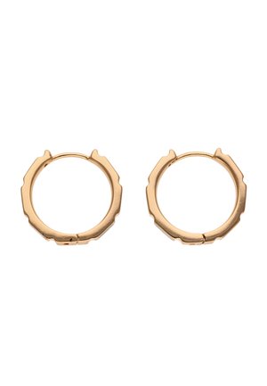 Pereche de cercei mici rotunzi din aur lustruit, cu margine în valuri și închidere cu balama, pe un fundal alb.