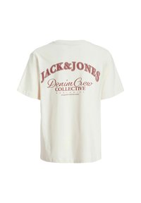 Camiseta de algodón color crema con texto rojo en negrita: "JACK & JONES Denim Crew COLLECTIVE" con texto adicional abajo. Mangas cortas, ajuste relajado.