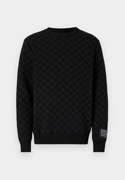 Melnas džemperis ar teksturētu rakstu, kas sastāv no kvadrātiem. Ar ribotu apkakli un aprocēm. Iekļauts šaha raksta plāksteris kreisajā piedurknē.