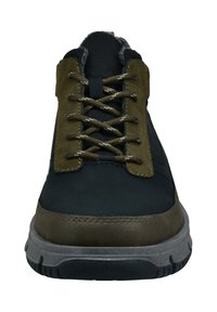 Schwarzer und olivgrüner Sneaker mit einem Obermaterial aus synthetischem Leder, textilem Zungenbereich und Schnürdesign. Ausgestattet mit einer grauen Gummisohle mit Profil.