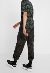 McQ Alexander McQueen Triko s potiskem - black