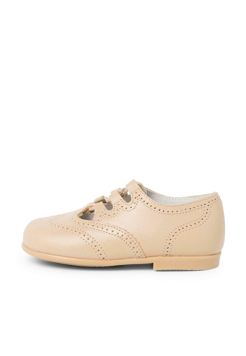 Světlé béžové kožené boty s brogue detaily, šněrovací design, malý podpatek a kulatý špička. Hladký povrch s perforovanými akcenty.