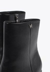 LOLA CASADEMUNT Klasične gležnjače - black