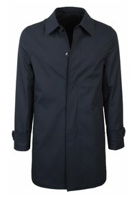Cappotto blu navy, di lunghezza media, realizzato in tessuto morbido. Presenta una chiusura a bottoni, due tasche laterali e polsini regolabili. Design semplice e funzionale.