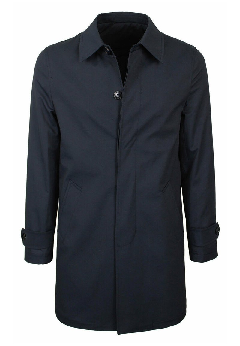 Cappotto blu navy, di lunghezza media, realizzato in tessuto morbido. Presenta una chiusura a bottoni, due tasche laterali e polsini regolabili. Design semplice e funzionale.