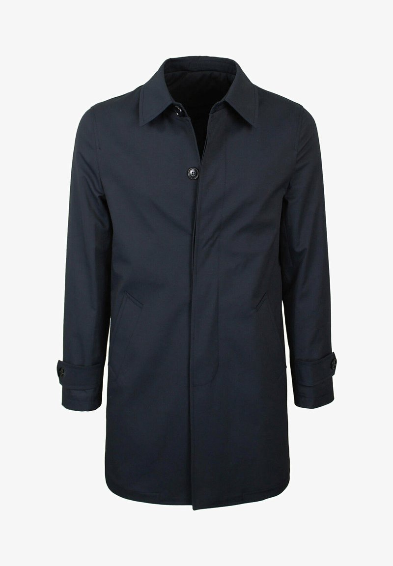 Cappotto blu navy, di lunghezza media, realizzato in tessuto morbido. Presenta una chiusura a bottoni, due tasche laterali e polsini regolabili. Design semplice e funzionale.