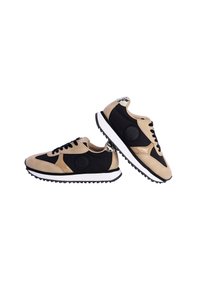 Zapatillas beige y negras con un upper texturizado, lengua acolchada, detalle de logo redondo y una entresuela blanca con una suela negra texturizada.