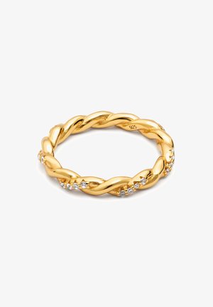 Anillo de banda dorada retorcida con pequeñas gemas transparentes incrustadas espaciadas uniformemente alrededor de su superficie.