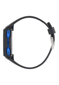 Juodas gumos laikrodžio dirželis su stačiakampiu juodu ir mėlynu ciferblatu, kuriame yra kontrastingi mėlyni mygtukai ir metalinis užsegimas.