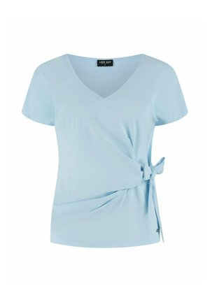 Lichtblauwe blouse met korte mouwen en V-hals, met zijdetail van strik en subtiele plooien, maat small, gelabeld "Lady Day."