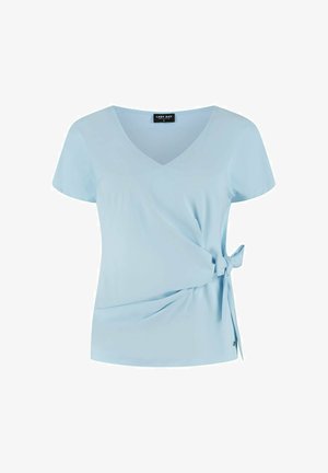 Lichtblauwe blouse met korte mouwen en V-hals, met zijdetail van strik en subtiele plooien, maat small, gelabeld "Lady Day."