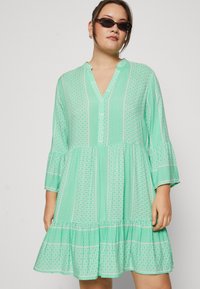 ONLY Carmakoma CARMARRAKESH LIFE 3/4 TUNIC DRESS - Dnevna haljina - spring bouquet/subtle green