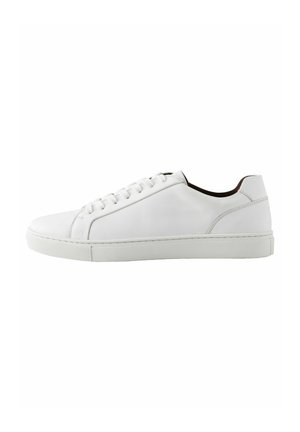 Sneaker bianchi in pelle con design a bassa cima, punta rotonda, lacci piatti, suola in gomma e dettagli di cucitura discreti lungo i lati.