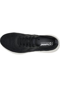 Czarne buty sportowe z przewiewną siateczką, solidnymi czarnymi sznurowadłami i białą gumową podeszwą. Posiadają wyraźne logo.