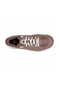 Zapatillas deportivas con cordones que presentan una parte superior sintética en color malva, acentos de malla y una suela de caucho blanca. Incluye un logo circular en la lengüeta.