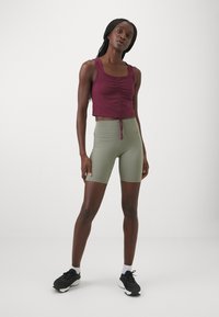 Casall CREASE SLEEVELESS CROP - Top - evening red