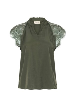 Oliwkowa bluzka z wysokim falbaniastym dekoltem, krótkimi rękawami z koronkowymi akcentami i luźnym krojem. Miękki, lekki materiał.