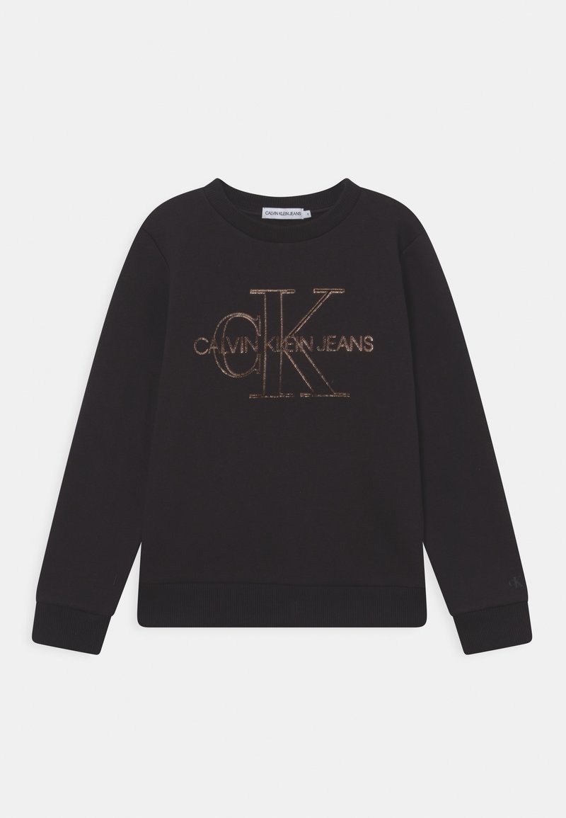 Sudadera negra con un logo "CALVIN KLEIN JEANS" dorado y texturizado. Cuello redondo clásico, mangas largas y puños y dobladillo acanalados.
