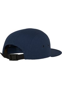 Marineblå kasket med en glat tekstur, flad skygge, justerbart sort strap bagpå og ventilationshuller på siderne.