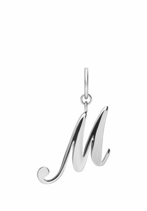 Glinsterende zilveren hanger in de vorm van een cursieve letter "M" met een kleine ring om aan een halsketting of armband te bevestigen.