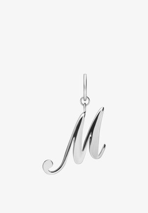 Glinsterende zilveren hanger in de vorm van een cursieve letter "M" met een kleine ring om aan een halsketting of armband te bevestigen.