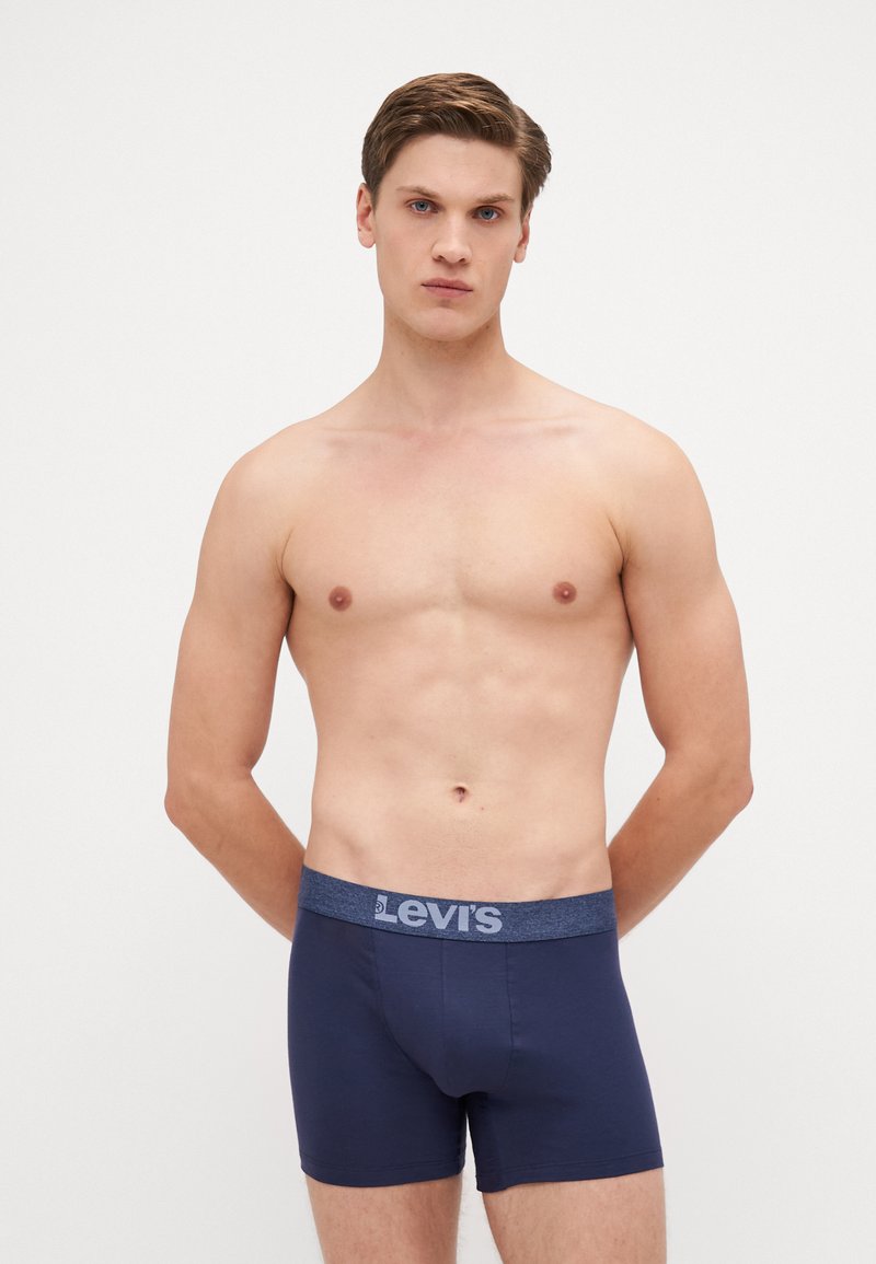 Marinblå bomullsboxershorts med en kontrasterande mörkblå elastisk midja som har Levi's-logotypen i ljusgrå.