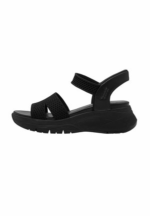 Sorte sandaler med en klodsede sål, der har mesh-stropper og en lukket hæl. Tekstureret overdel og polstret fodseng for komfort.