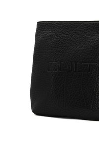 Borsa in pelle nera con superficie testurizzata e logo "CULT" in rilievo. Presenta una forma strutturata e foderatura liscia.