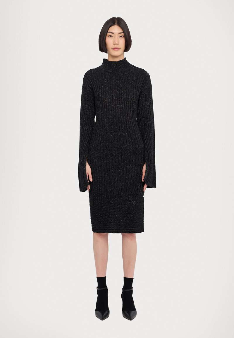 Rochie neagră, cu model canelat, din tricot, cu mâneci lungi și guler înalt. Design aderent cu un hem de lungime până la genunchi și țesătură texturată.