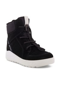 Stivale alla caviglia in suede nero con suola in gomma bianca, caratterizzato da un design con lacci e un collare imbottito per il comfort. I dettagli includono la personalizzazione del logo.