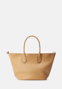 Tan läder tote-väska med två axelremmar, en slät textur, rundade hörn och en subtil sömdetalj på frampanelen.