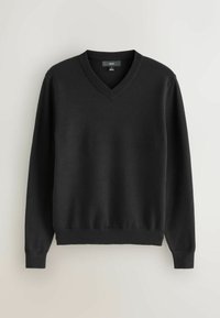 Czarny sweter z dekoltem w serek, wykonany z gładkiego, lekkiego materiału. Posiada długie rękawy oraz prążkowane mankiety i dół. Prosty, jednolity design bez wzorów.