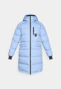 Cappotto puffer azzurro chiaro con cappuccio, zip frontale, due ampie tasche anteriori, polsini elasticizzati e una tasca sul petto con un patch del logo.