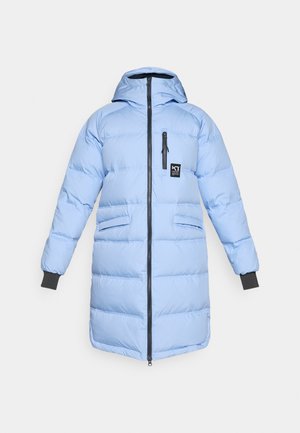 Manteau matelassé bleu clair avec capuche, fermeture éclair à l'avant, deux grandes poches avant, poignets élastiques et une poche poitrine avec un patch logo.