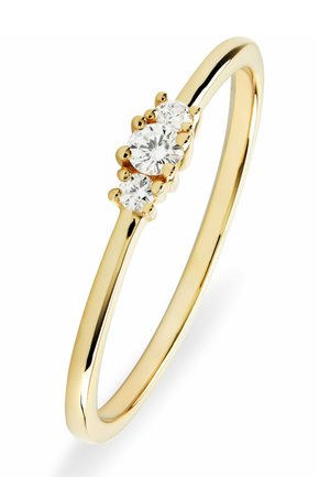 Gouden ring met een gepolijst band en drie prong-set heldere diamanten in peervormige en ronde vormen, die een gladde textuur en naadloos ontwerp laten zien.