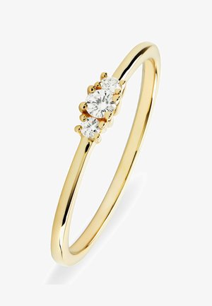 Bague en or avec un anneau poli portant trois diamants sertis sur griffes, en formes poire et ronde, mettant en valeur une texture lisse et un design sans couture.