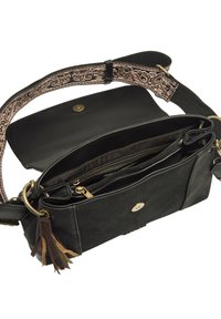 Borsa a tracolla in pelle nera con apertura superiore, caratterizzata da una tracolla decorativa con motivo paisley, hardware dorato e tasche interne con zip.