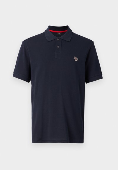 Polo in cotone di colore navy, con colletto tradizionale, pattina con tre bottoni e un piccolo logo ricamato sul lato sinistro del petto.