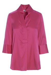 Blouse en satin rose avec un col montant, des manches trois-quarts et une patte de boutonnage à l'avant. Texture lisse et finition brillante avec un minimum de détails.