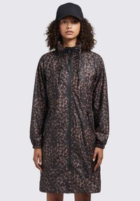Parka impermeabile, lunghezza ginocchio, con stampa leopardata nera e marrone, cappuccio regolabile, polsini elasticizzati e tasche con zip.