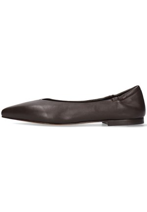 Bailarina de cuero marrón con punta afilada, tacón bajo y textura suave. Carece de herrajes visibles o adornos. Diseño simple.