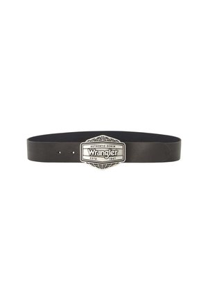 Cinturón de cuero negro con hebilla rectangular plateada que presenta el texto "Wrangler" y un diseño de globo. Con dos agujeros ajustables para un mejor ajuste.