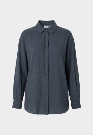 Σκούρο γκρι πουκάμισο μακρυμάνικο με κουμπιά, γιακά και μανσέτες, απλό σχέδιο, εμφανίζεται σε λευκό φόντο.