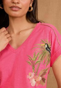 Love & Roses REGULAR FIT-V-NECK - Marškinėliai su spaudiniu - bright pink