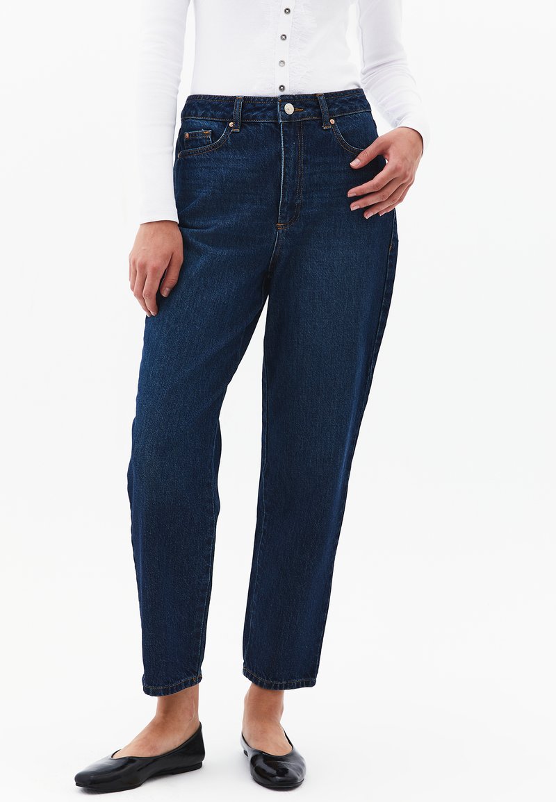 Vaqueros de tiro alto azul oscuro con un diseño de pierna recta, cinco bolsillos, costuras cosidas y un cierre de botón en la cintura.