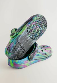 Färgglada träskor med syntetiskt material, abstrakt mönster i grönt, blått och lila marmorerat design, ventilerade sidor och texturerad gummisula.