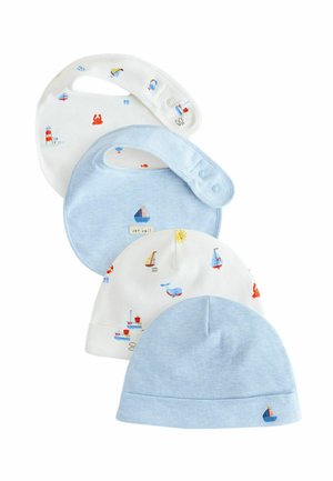 Dve detské podbradníky a dve detské čiapky v modrej a bielej farbe s námorníckymi vzormi, ktoré zahŕňajú lode, veľryby, kraby a slnko na bielom pozadí.