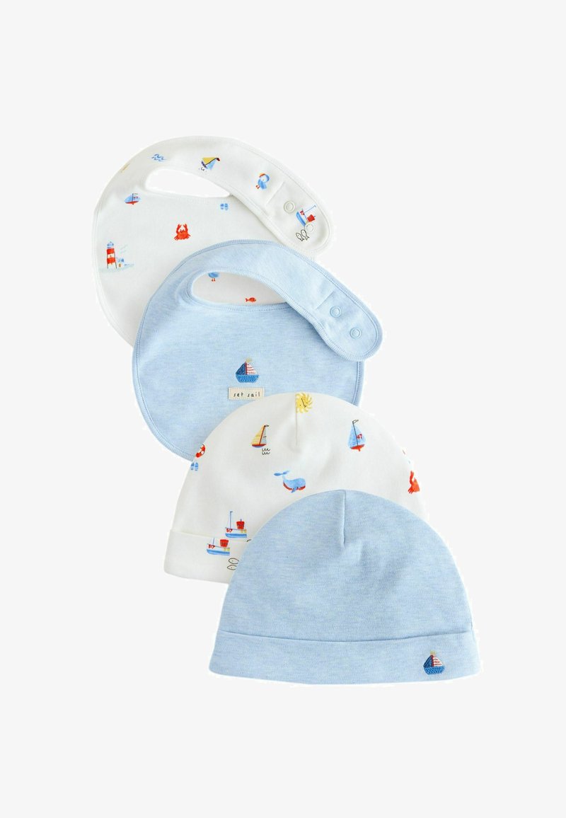 Deux bavoirs bébé et deux bonnets bébé bleu et blanc avec des motifs nautiques incluant des bateaux, des baleines, des crabes et un soleil sur fond blanc.